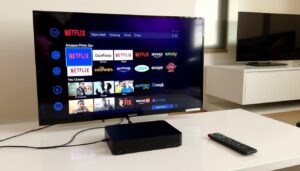 IPTV Box angeschlossen an einen Fernseher mit verschiedenen Streaming-Diensten auf dem Bildschirm